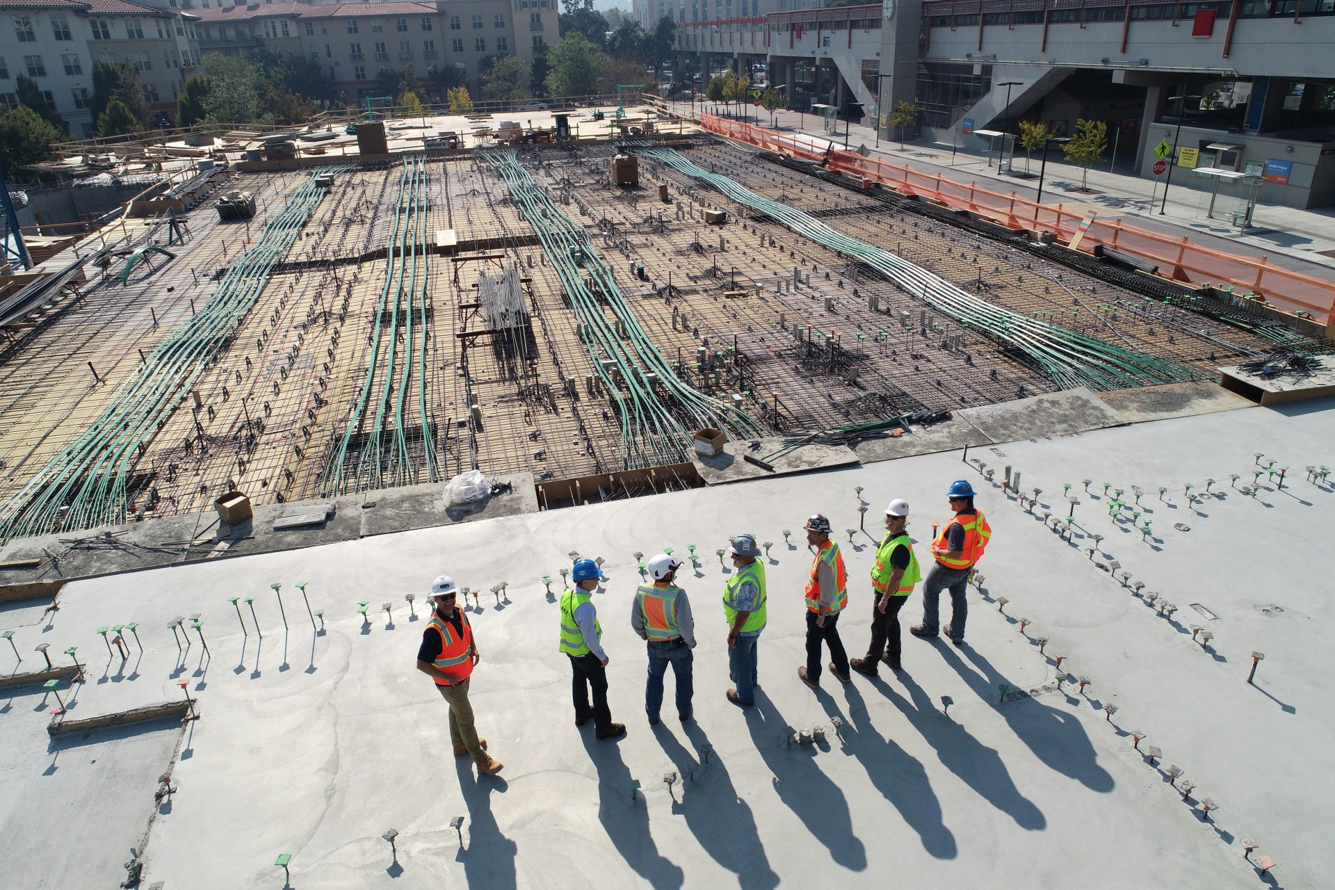 Professionnels du BTP consultant un logiciel de GED chantier sur tablette pour optimiser la gestion documentaire