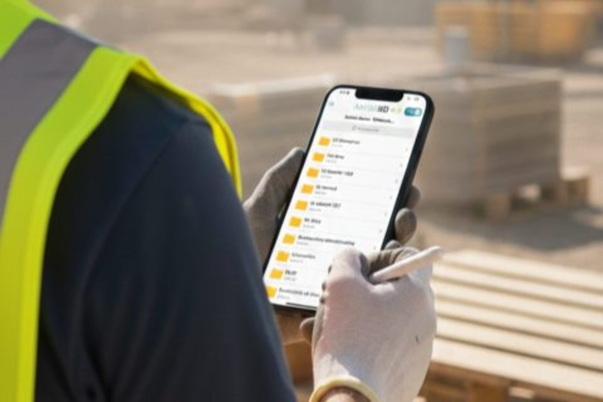 Téléphone affichant un logiciel de suivi de chantier avec plans, fiches techniques et validation de documents, pour une gestion centralisée et sécurisée des projets de construction.